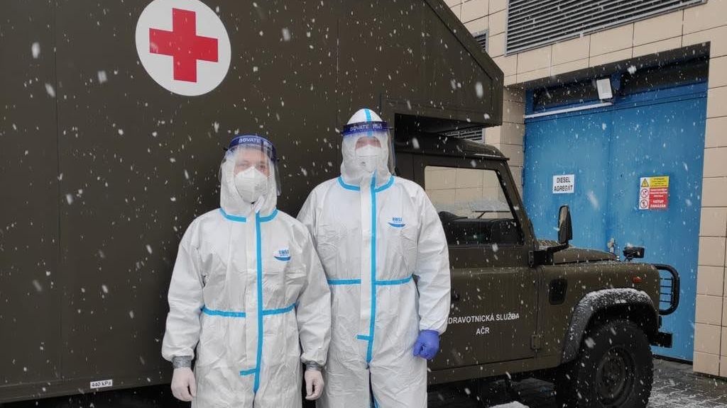 Vojáci v nemocnicích suplují sanitáře, ale mohou i roznášet léky